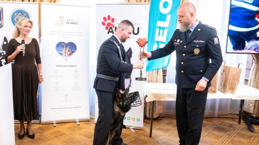 Karel Prokop a policejní pes Rapp přebírají ocenění Statečné psí srdce