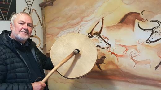 Amatérský historik Jiří Sonnek ve svém muzeu pravěku