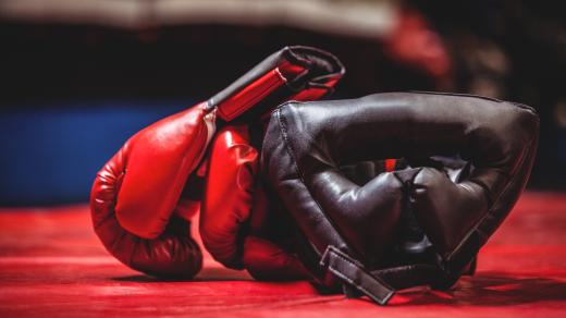 Boxerské rukavice a helma