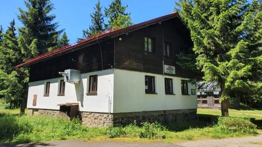 Chatu na hoře Libín, kterou tvoří ubytovna a restaurace, koupilo město Prachatice
