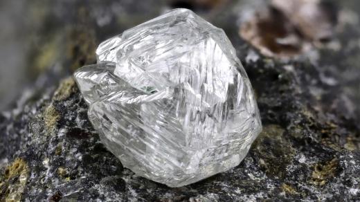 Takhle vypadá surový diamant před broušením