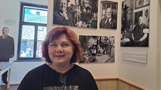 Jana Bušniaková v expozici semilského muzea věnované její babičce, lidové léčitelce Květoslavě Patočkové