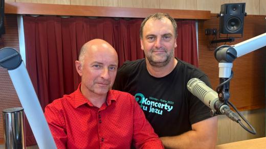 Organizátor Koncertů u Jezu Ladislav Apfelthaler a starosta Věžnice David Drahoš starosta