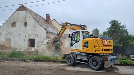 Bourání jednoho z nejstarších domů v Pohledu