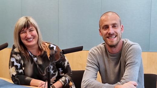Michaela Zápecová a Štěpán Andrle ve studiu Českého rozhlasu Brno
