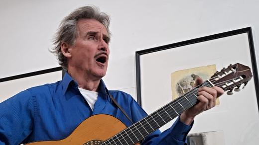 Výtvarník František Skála na vernisáži výstavy svých ilustrací i zazpíval