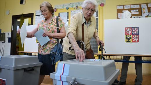 V Česku začaly volby do Evropského parlamentu. Takhle vypadalo páteční hlasování v Tyršově škole v Praze 5