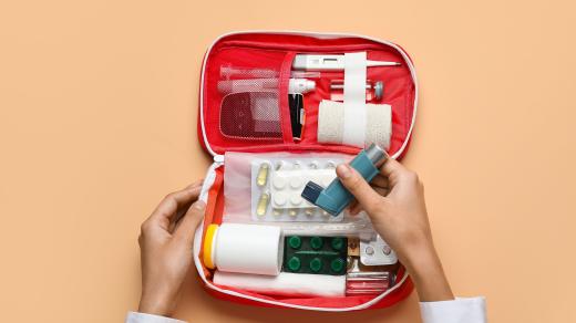 Lékárnička, inhalátor, léky