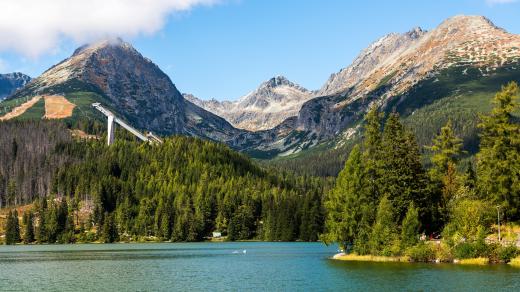 Štrbské Pleso ve Vysokých Tatrách. Turistický průvodce Lonely Planet označil slovenské Vysoké Tatry pro letošní rok za nejlepší prázdninovou destinaci v Evropě