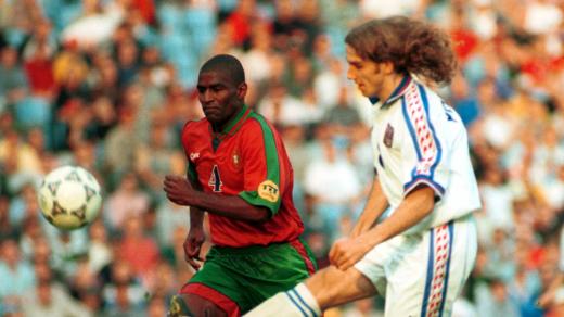 Karel Poborský lobuje portugalského brankáře na Euru 1996