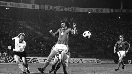 Antonín Panenka během finálového zápasu mistrovství Evropy v roce 1976 na stadionu v Bělehradě