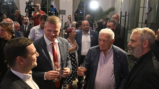 Radost ve štábu Přísahy a Motoristů. Zleva Petr Macinka, Filip Turek, Václav Klaus a Róbert Šlachta