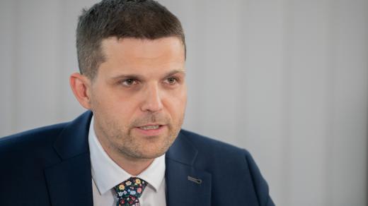 Ministr životního prostředí Petr Hladík (KDU-ČSL) na tiskové konferenci k zahájení programu Oprav dům po babičce