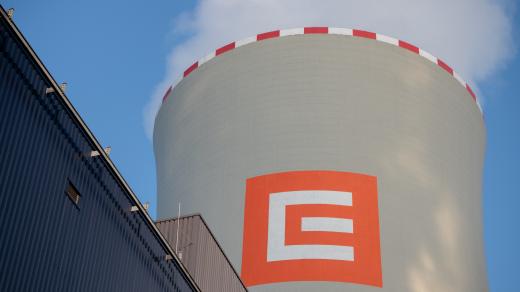 Logo společnosti ČEZ na paroplynové elektrárně Počerady