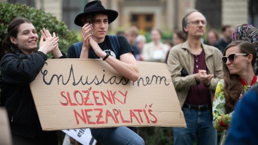 Za své profesory se postavili studenti