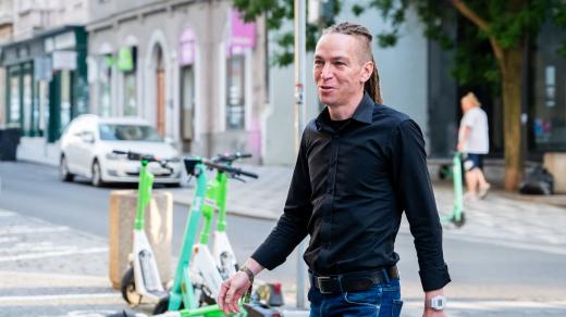 Předseda Pirátů Ivan Bartoš při příchodu do volebního štábu strany před zveřejnění výsledků eurovoleb 2024