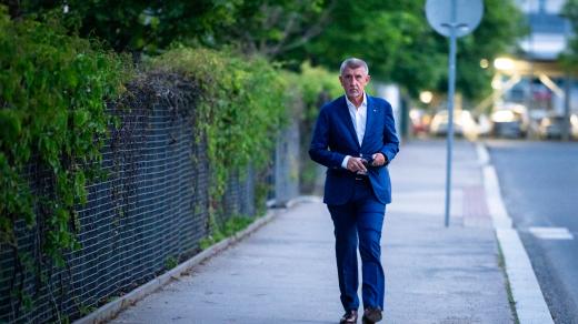 Předseda hnutí ANO Andrej Babiš přichází do volebního štábu na Chodově vedle sídla Agrofertu