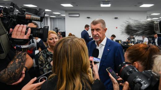Předseda hnutí ANO Andrej Babiš při rozhovoru s novináři ve volebním štábu strany