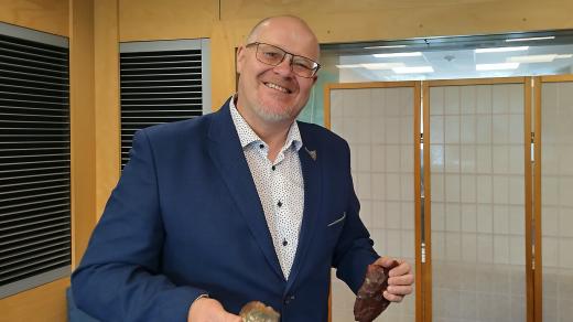 Archeolog a ředitel Muzea Českého ráje v Turnově Jan Prostředník s ukázkami pravěkých nástrojů