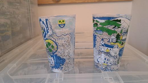 Vratné kelímky jsou designované v barvách obecního znaku. Naleznete na nich také pamětihodnosti nebo známé rodáky