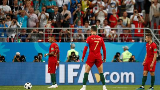 Cristiano Ronaldo před zahráním přímého kopu.