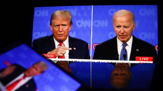 Joe Biden a Donald Trump se ve v noci ze čtvrtka na pátek střetli v první ze dvou předvolebních diskuzí