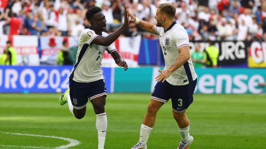 Bukayo Saka a Luke Shaw slaví gól Anglie