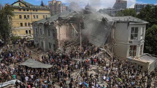 Záchranáři a dobrovolníci u dětské nemocnice Ochmatdyt, která byla poškozena při ruském raketovém útoku v Kyjevě
