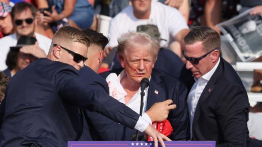Při sobotní střelbě na předvolebním mítinku Donalda Trumpa v pensylvánském Butleru byli zabiti dva lidé.