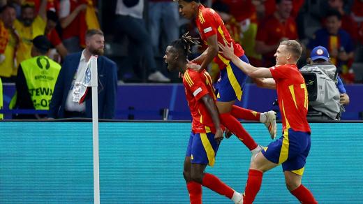 Zleva Nico Williams, Lamine Yamal a Dani Olmo slaví gól