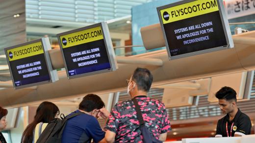Globální výpadek IT systémů způsobil potíže na letištích