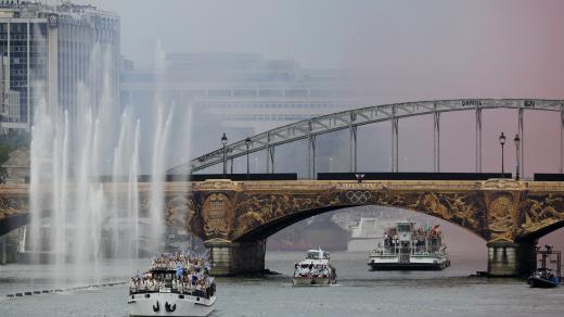 Na řece Seině probíhá zahajovací ceremoniál olympijských her