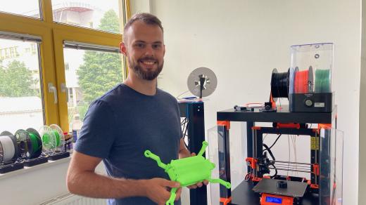 Multifunkční dron pro zemědělce vyvíjí vědci na Mendelově univerzitě. Na snímku autor letounu Jan Frydrych
