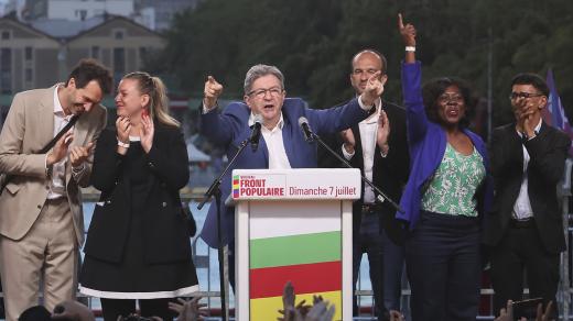 Volby ve Francii vyhrála překvapivě levice (Far-left La France Insoumise; Jean-Luc Melenchon, center, delivers a speech while Daniel Obono, second right, gestures, after the second round of the legislative elections Sunday)