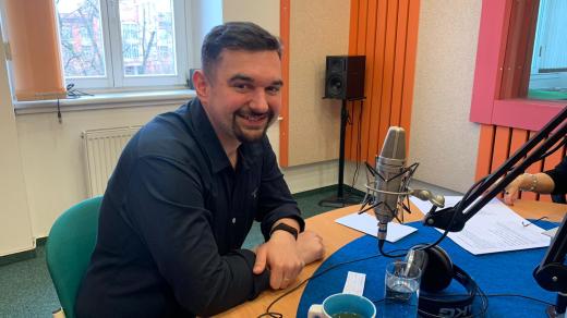 Tomáš Magnusek ve studiu Českého rozhlasu Hradec Králové
