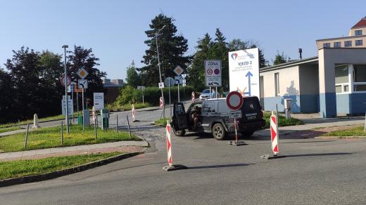 Jeden z vjezdů do areálu Fakultní nemocnice Olomouc z Hněvotínské ulice je dočasně uzavřený