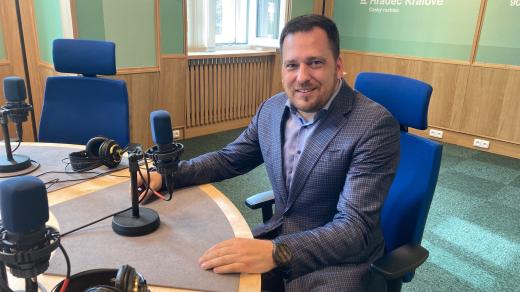 Tomáš Zdechovský ve studiu Českého rozhlasu Hradec Králové