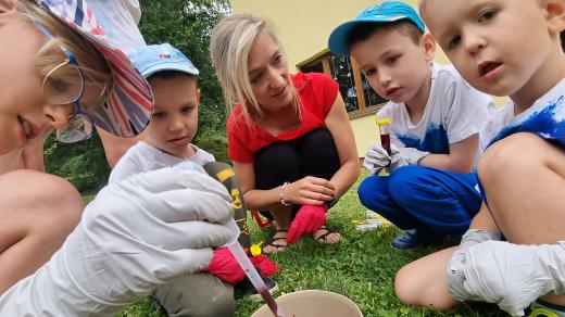 Krev děti zkoumaly díky její napodobenině z potravinářského barviva