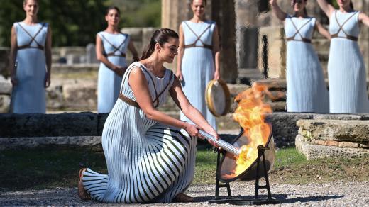 Slavnostní zapálení olympijského ohně v řecké Olympii