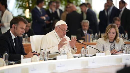 Papež František na summitu lídrů G7 v italské Apulii, vlevo francouzský prezident Emmanuel Macron, vpravo italská premiérka Giorgia Meloniová