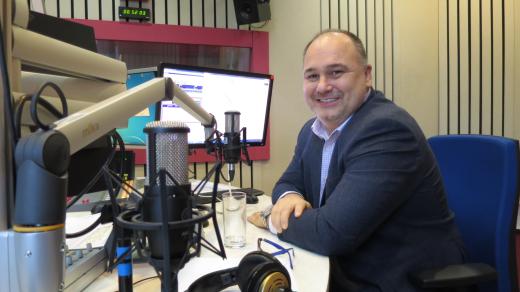 Jan Birke ve studiu Českého rozhlasu Hradec Králové