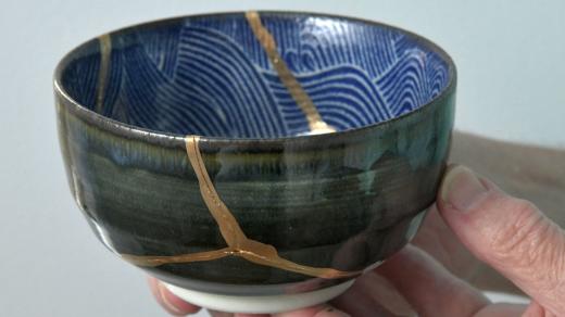 Kintsugi, metoda, která opravuje rozbitou keramiku a zároveň symbolizuje uzdravení – co je jednou rozbité, může se stát krásné