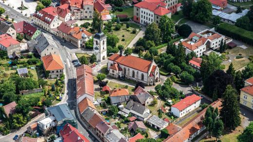 V malé obci Miletín můžeme navštívit zámek, kostel Zvěstování Panny Marie a několik dalších kulturních a historických památek. Je tu také rodný domek Karla Jaromíra Erbena