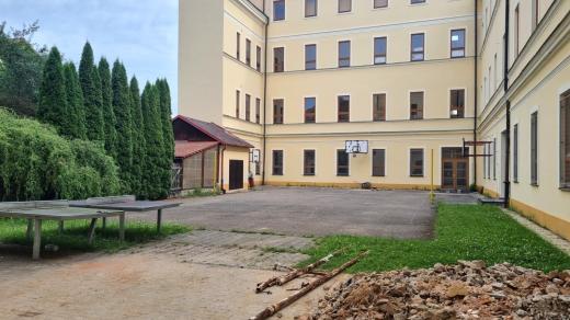Hřiště ve vnitrobloku Základní školy Jindřichův Hradec I dostane nový povrch