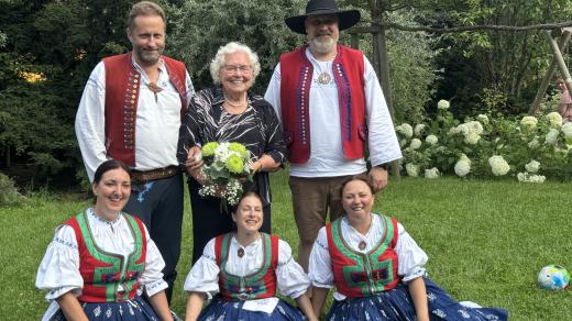 Zpěvačka a tanečnice folklórního souboru Vsacan, Zdeňka Straškrabová, oslavila 90. narozeniny