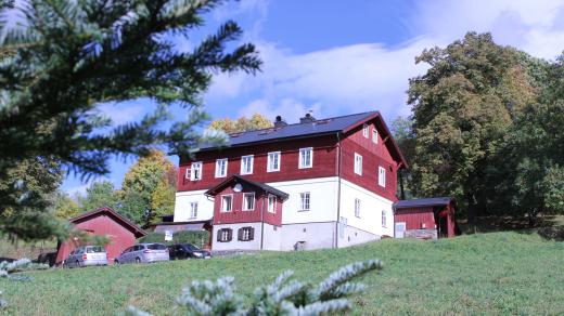 Fara u kostela svatého Petra ve Špindlerově Mlýně slouží jako horské středisko Eljon