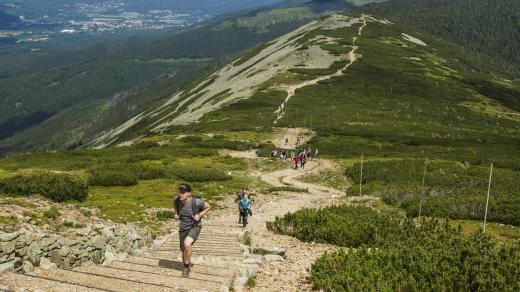 Turisté na Obřím hřebeni v Krkonoších