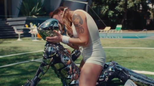 Tove Lo v klipu k písni No One Dies From Love