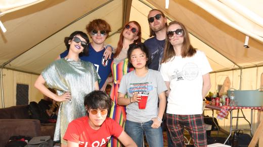 Kapela Superorganism v roce 2018