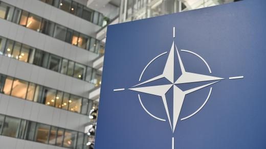 Splní Česko závazky vůči Alianci? Poslechněte si politickou debatu u kulatého stolu